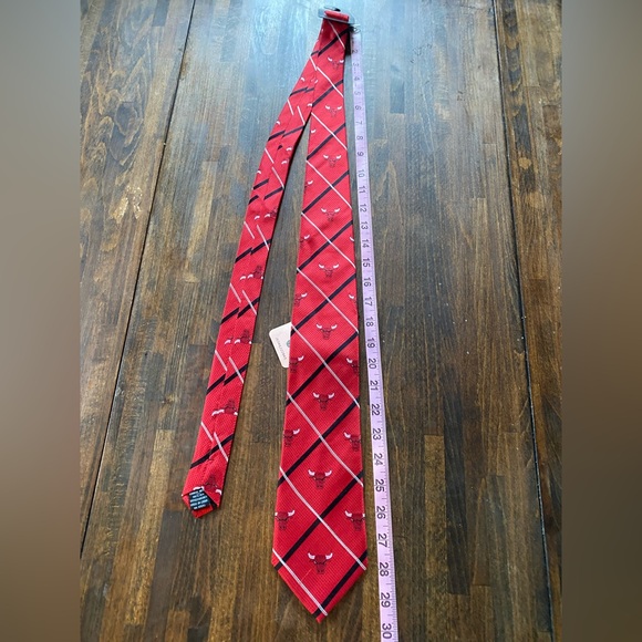 NBA Ties Men's Chicago Bulls Necktie Basketball 100% Silk Tie Red Black NWT - Picture 7 of 8